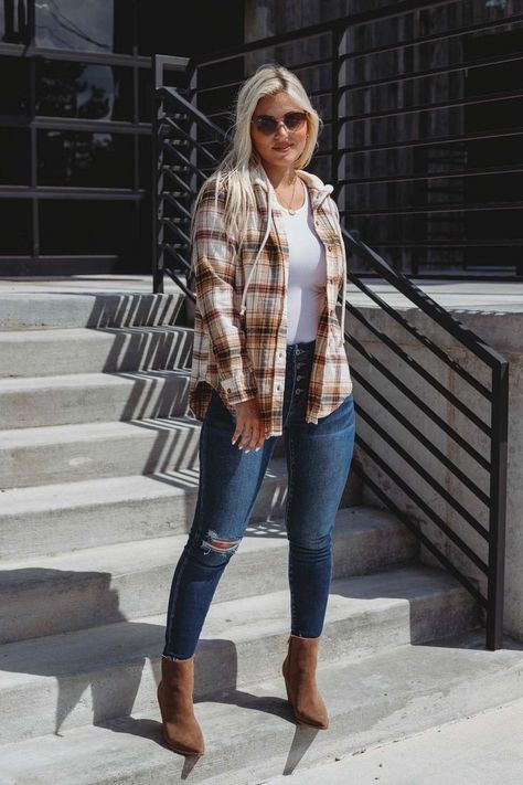 Tucked In Flannel Outfits, Cute Fall Outfits For Petite Women, Flannel Hoodie Outfits Women, Flannel Women’s Outfit, Fall Outfits 2024 Midsize, Whimsical Womens Fashion, Tomboy Country Outfits, Fall Outfits Women Boots, Fall Hipster Outfits Women