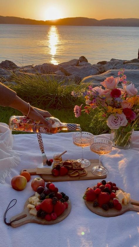 Romantic Beach Picnic, Picnic Date Food, Night Picnic, Dream Dates, Romantic Date Night Ideas, Picnic Decorations, Picnic Inspiration, Cute Date Ideas, Picnic Birthday