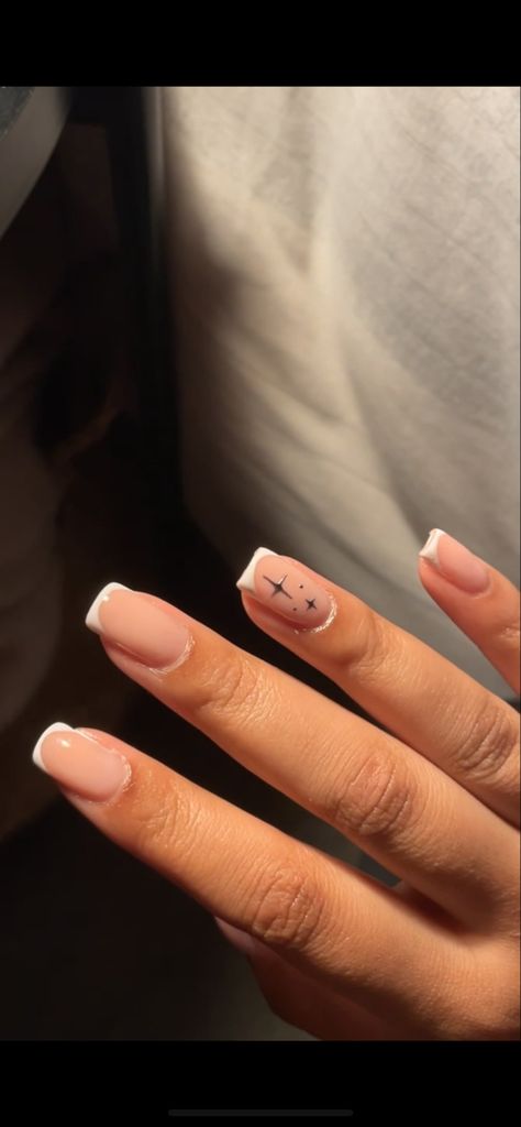 White French Tip Nails With Star Design, White Star On Nails, White French Tip With Gold Stars, White And Gold French Tip Nails Square, Simple White And Silver Nails, White French Tip Nails With Stars, Star Nails With French Tip, French Tip Nails With Star Design, French Tip With Silver Stars