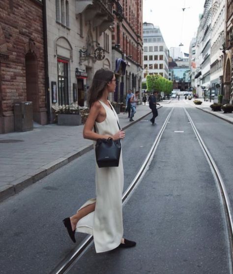 White Long Dress Summer, Minimalist Moda, Boho Street Style, Corporate Chic, Boho Summer Outfits, Look Formal, Stil Boho, City Outfits, Long White Dress