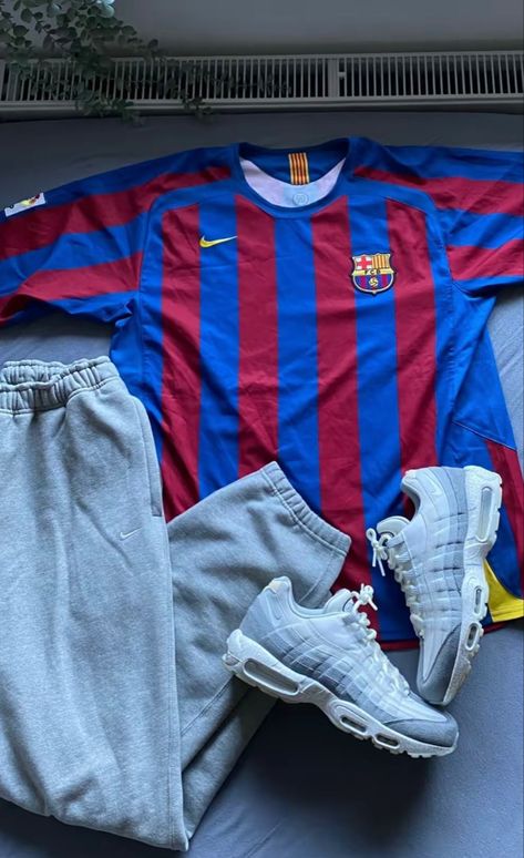 Barcelona Jersey Outfit, Barca Outfit, Barcelona Fits, Barcelona Kit, Bloke Core, Football Jersey Outfit, Outfit Retro, Retro Jersey, Vintage Football Shirts