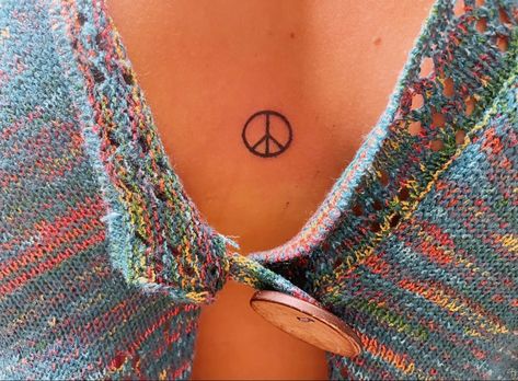 Lexi Hidalgo Tattoo, Small Peace Sign Tattoo, Peace Sign Tattoo Hippie, Hippie Back Tattoo, Hippie Piercings, Stomach Tattoos Women Words, Protect Your Peace Tattoo, Mini Tattoos Finger, Small Earthy Tattoos