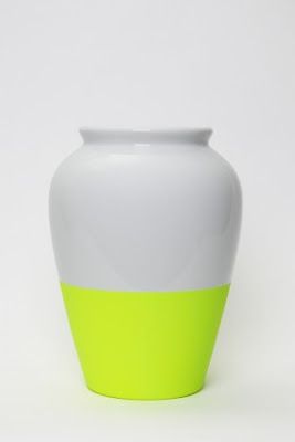 PASTEL FLUOR | Fluo dipped vase Neutral Centerpieces, Marisa Ramirez, Ceramics Vase, Striped Vase, Yellow Vase, Vase White, White Vase, Dip Dyed, Neon Color