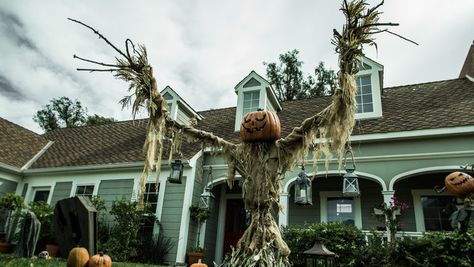 DIY Giant Scarecrow...these look amazing and so scary!  I can't wait to make. Giant Scarecrow, Diy Halloween House Decorations, Halloween Garden Decorations, Scary Scarecrow, Diy Scarecrow, Scary Christmas, Halloween Props Diy, Casa Halloween, Halloween Scarecrow