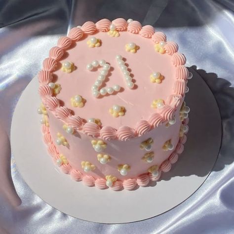 Vintage Cake Round, Birthday Cake Circle, Cute Simple Birthday Cakes, Circle Cake Ideas, 20 Cake Birthday, Yellow Vintage Cake, Circle Birthday Cake, Cute Pink Birthday Cake, 21 Birthday Cake Ideas