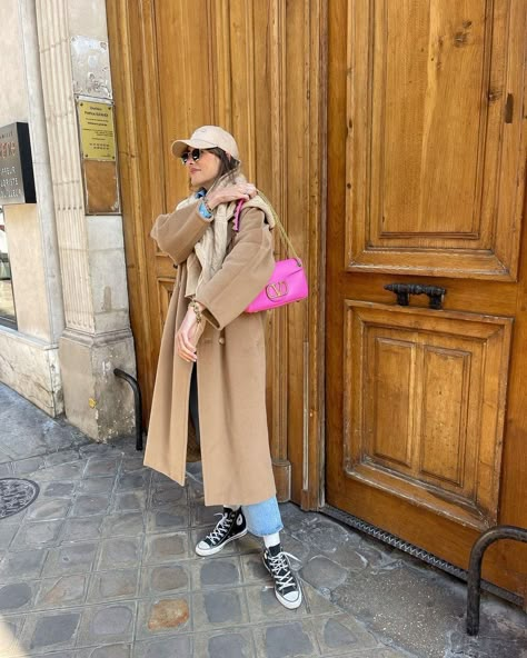 Pink Bag Street Style, Hot Pink Bag Outfit, Pink Bag Style, Michael Kors Bag Outfit, Pink Aesthetic Pictures, Pink Bags Outfit, Hot Pink Bag, Influencer Style, Street Style Bags