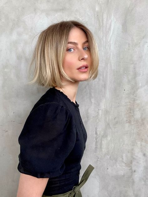 Short Straight Fine Hair Cuts, Short One Length Hair, Short Bob Styling, French Bob No Bangs, 90’s Bob, 90s Bob Haircut, One Length Bob, Chic Bob Hairstyles, Julianne Hough Hair