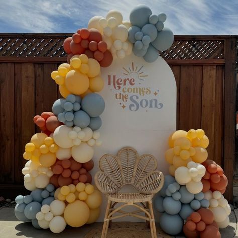 Sunshine Theme Birthday Party, Spring Baby Shower Themes, Summer Baby Shower Themes, Baby Shower Ideas Boy, Baby Shower Balloon Arch, Sunshine Theme, Here Comes The Son, Sunshine Baby Shower, Balloons Arch