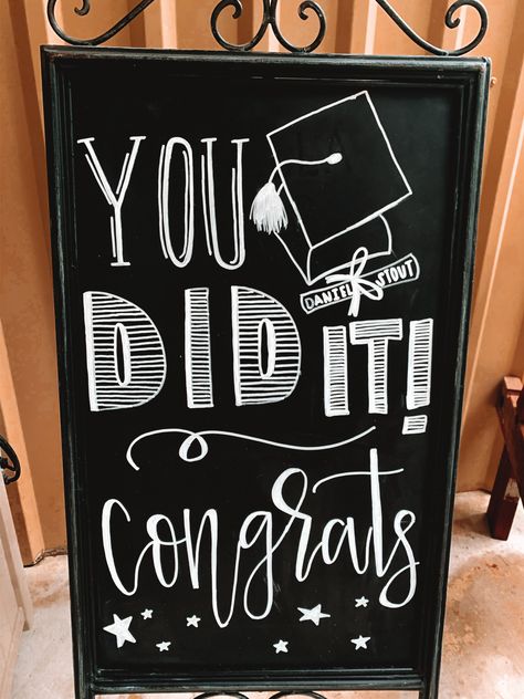 Congrats Grad Poster Board Ideas, Grad Chalkboard Ideas, Grad Chalkboard Signs, Graduation Poster Ideas Signs Handmade, Graduation Party Chalkboard Signs, Graduation Chalk Art, Senior Walk Poster Ideas, Grad Poster Ideas, Grad Poster Board Ideas