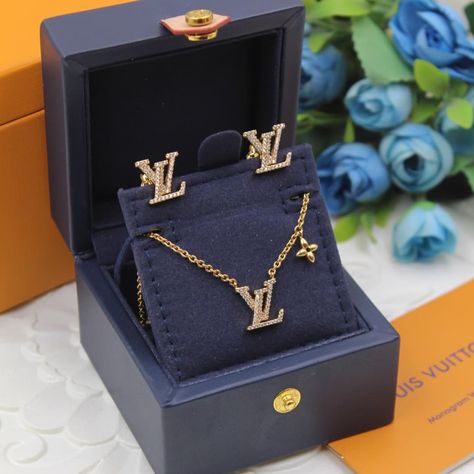 Louis Vuitton Jewelry Necklaces, Lv Design, Louis Vuitton Necklace, Perfect Beauty, Louis Vuitton Jewelry, Luxury Brands, Hand Bags, In A World, Jewelry Set