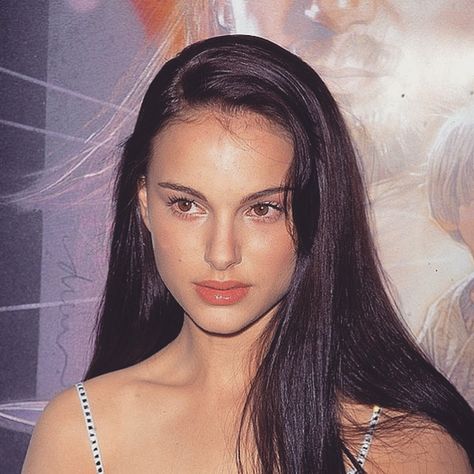 18 year old Natalie Portman at the premiere of Star Wars Episode 1 Natalie Portman, Dark Hair, 90s Fashion, 사진 촬영 포즈, Poses References, Mein Style, 가을 패션, The Professional, Celebrity Crush