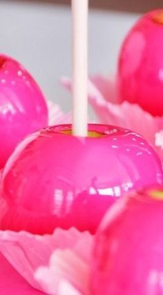 Neon Pink Candy Apples Recipe with Tutorial Candy Apples Diy, Pink Candy Apples, Blue Candy Apples, Hot Pink Candy, Bubble Candy, Collage Recipes, How To Make Pink, Buffet Dessert, Toffee Apple