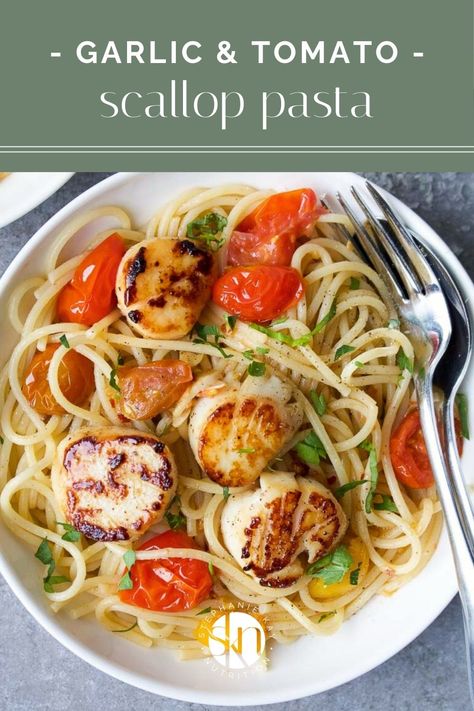 This seared scallop pasta with garlic, fresh herbs, and tomatoes is a simple yet sophisticated dinner idea that is incredibly easy to make. Scallop Recipes Pasta, Kay Nutrition, Pasta With Garlic, Scallop Pasta, Seared Scallops, Scallop Recipes, Garlic Pasta, Scallops Seared, Healthy Pastas