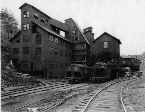 Arista W Va coal mine 1936 Western Maryland, West Va, Railroad Images, Train Pics, Vintage Trains, Garden Railroad, Railroad Art, Model Train Scenery, Train Activities