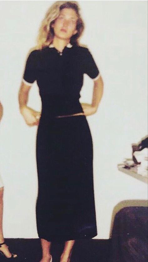 Carolyn Bessette at Calvin Klein while she was working there as a publicist in 1995 1990s Runway Fashion, Cece Babcock Style, 90 Dresses Style, 90s Elegant Fashion, 90s French Fashion, 90s Workwear, Carolyn Bessette, 가을 패션, Mode Vintage