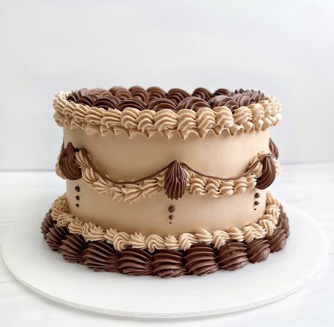 Welcome Back Cake Designs, Cookies And Cream Cake Design, Vintage Cake Design Chocolate, White And Brown Cake Design, Vintage Cakes For Men, Vintage Chocolate Cake Decoration, Brown Birthday Cake Ideas, Brown And White Cake Design, Vintage Cake Chocolate