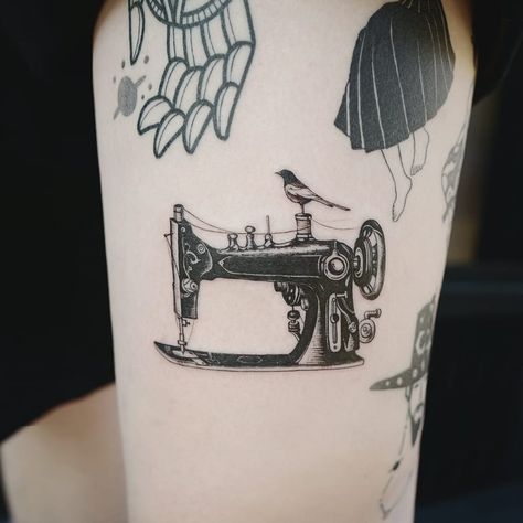 Couture, Machine Tattoo Design, Tattoo Sewing, Realistic Bird Tattoo, Sewing Machine Tattoo, Sewing Tattoos, Knitting Tattoo, Dragon Tattoo For Women, Machine Tattoo