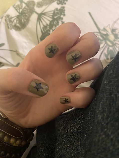 Goblincore Nail Design, Whimsigoth Nails Short, Green Day Nails, Goblin Core Nails, Short Nail Designs Grunge, Green Grunge Nails, Fairy Grunge Nails, Short Hippie Nails, Goblincore Nails