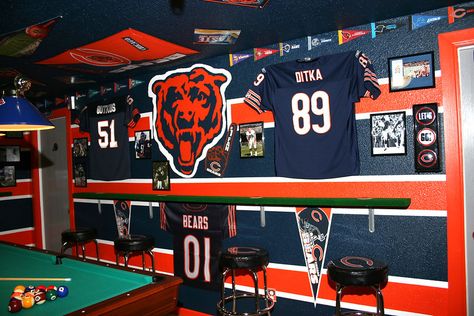 New Orleans Saints Man Cave Ideas, Chicago Bears Room, Chicago Bears Man Cave, Nfl Man Cave, Sports Room Man Cave, Blocksburg Ideas, Pallett Ideas, Chicago Bears Colors, Running Night