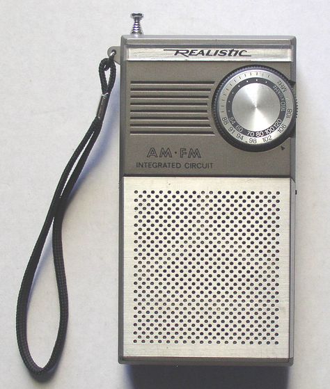 listened to a transistor radio every night in the dark at bedtime Transistor Radio Vintage, Travel Humor Quotes, Radio Usa, Pocket Radio, Tv Vintage, Old Time Radio, Juke Box, Retro Gadgets, Radio Shack