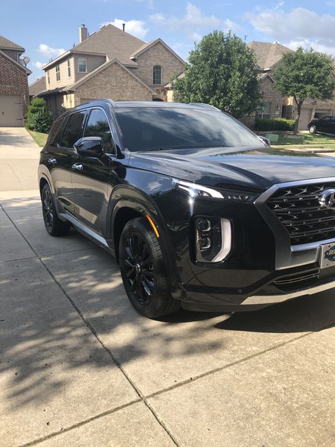 2020 Hyundai Palisade Limited with blacked wheels. Hyundai Palisade Blacked Out, Hyundai Palisade Interior, Hyundai Creta 2020, Creta Car, Jaguar Suv, New Hyundai Cars, Cars Hyundai, Hyundai Suv, Car Hyundai