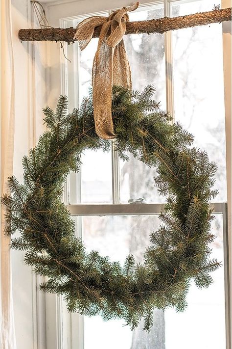 rustic christmas decorations wreath Julkransar Diy, Natal Country, Christmas Window Decoration, Jul Diy, Christmas Window Decorations, Christmas On A Budget, Christmas Decorations Rustic, Christmas Window, Primitive Christmas