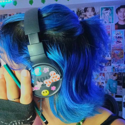 Short Blue Wolfcut, Blue Wolfcut Hair, Multi Blue Hair, Blue Wolfcut, Coraline Clothes, Faded Blue Hair, Grunge Hairstyle, Blue And Purple Hair, Electric Blue Hair