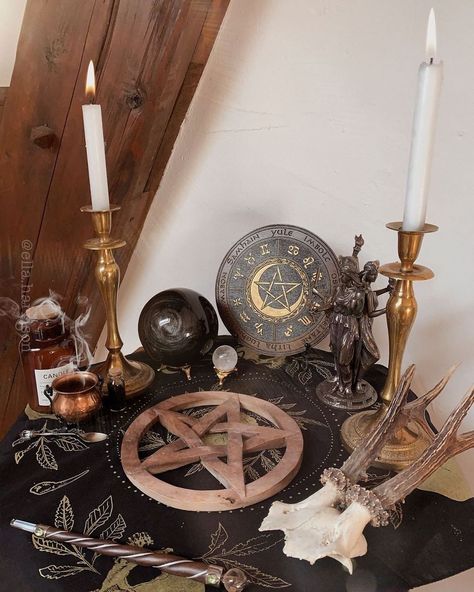 Spiritual Altar Ideas, Goddess Witch, Wiccan Sabbats, Witchy Cottagecore, Lunar Witch, Witchcraft Altar, Witch Room, Witches Altar, Wiccan Altar