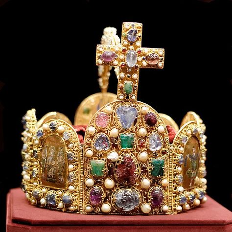 Imperial Crown of Holy Roman Empire  The top 10 crowns in history This was the Imperial Beautiful Crown of the Holy Roman Emperor from the 11th century up to the dissolution f the empire in 1806. Royal Crown Jewels, Imperial Crown, Holy Roman Empire, Christ Is Risen, Crown Hat, Austria Travel, Royal Jewels, Save The Queen, Crown Royal