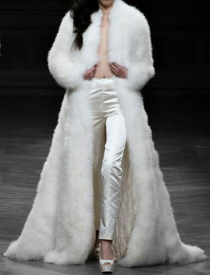 Floor length fur coats are what life is about White Evening Gowns, White Fur Coat, Tailored Clothes, Couture Runway, Stunning Outfits, White Fur, Runway Pictures, Fur Fashion, Shades Of White