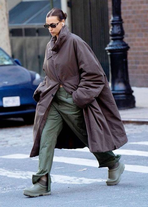 Uggs Tasman Outfit, Cozy Rainy Day Outfit, Rain Boot Outfit, Ugg Rain Boots, Cooler Style, Ugg Tasman, Uggs Outfit, Neue Outfits, Irina Shayk