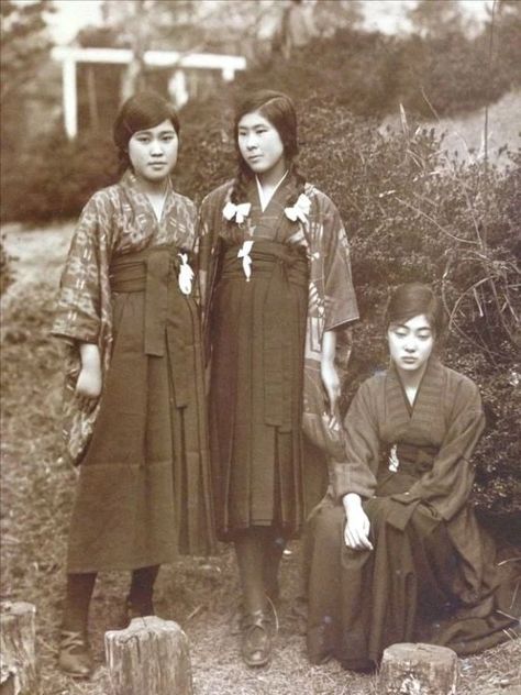 Japanese school uniform. 1890s. - the more you know post - Imgur Meiji Era Kimono, 1920s Japan, Kimono Hakama, Japanese Tips, Taisho Period, Furisode Kimono, Taisho Era, Edo Era, Mode Kimono