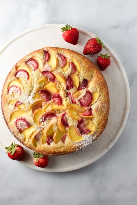 A beautiful and easy summer cake, strawberries and peaches come together for a wonderful, fresh, and not-too-sweet combination #cake #summercake #peachcake #strawberrycake Strawberries And Peaches, Cake Nature, Dizzy Cook, Chocolate Chip Cake Recipe, Pancakes For One, Migraine Diet, Fresh Strawberry Recipes, Party Bites, Buckwheat Cake