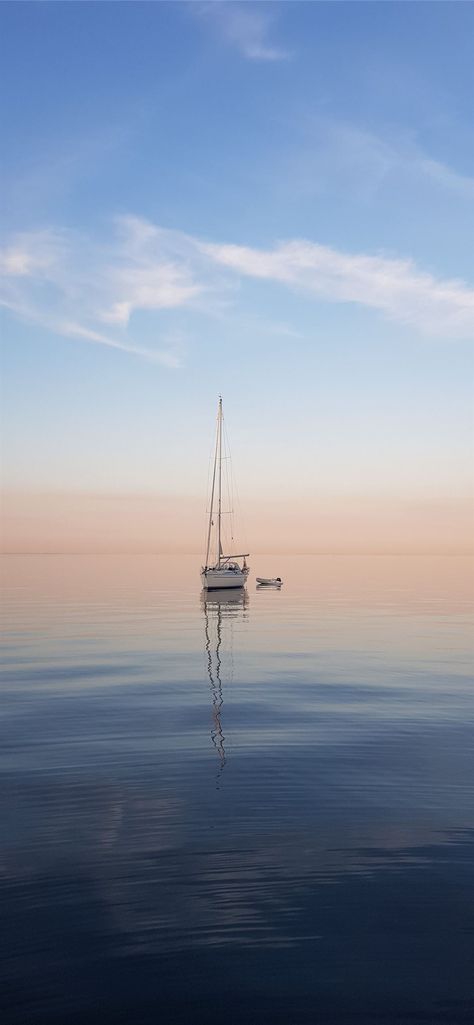 Boat Sunset, Pretty Background, Sea Boat, Iphone Wallpaper Photos, 背景 シンプル, Free Hd Wallpapers, City Aesthetic, Screen Wallpaper, Scenery Wallpaper