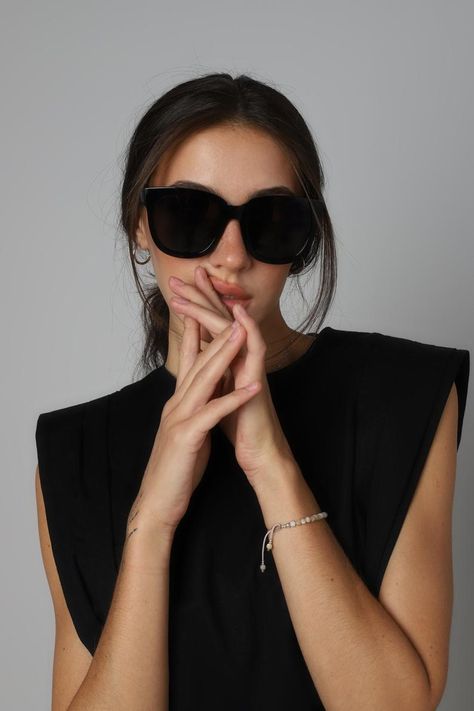 Black Oversized Sunglasses, Large Black Sunglasses, Big Frame Sunglasses For Women, Sunglasses Women Trendy, Large Sunglasses Women, Large Sunglasses Aesthetic, Sunglasses Outfits For Women, Must Have Sunglasses Women, Chic Sunglasses Women