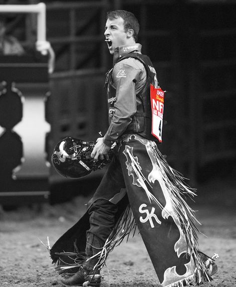 Sage Kimzey. Best Bull Rider Pbr Bull Riders, Pbr Bull Riding, Cowboy Photography, Foto Cowgirl, Country Relationships, Rodeo Cowboys, Cute Guy Pics, Rodeo Life