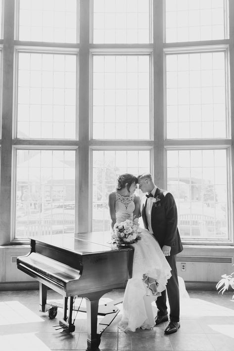 Wedding Photography Indoor, Romantic Wedding Photos Poses, Poses For Wedding, Piano Wedding, Jazz Wedding, Italy Wedding Photography, Piano Pictures, Piano Photo, Christmas Couple Photos