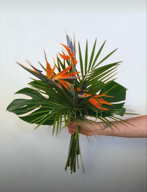 Exotic bouquet with Strelizia flowers, palm leaves and monstera Palm Flower Arrangement, Tropical Leaves Centerpiece, Jungle Wedding Bouquet, Jungle Flower Arrangements, Monstera Leaf Bouquet, Palm Leaves Bouquet, Palm Wedding Bouquet, Monstera Flower Arrangement, Strelitzia Bouquet