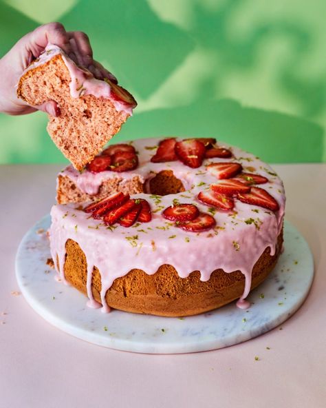 Afternoon Tea Cakes Recipes, Berry Chiffon Cake, Summer Bakes, Strawberry Chiffon Cake, Strawberry Chiffon, Girls Picnic, Strawberry Meringue, Strawberry Things, Picnic Planning