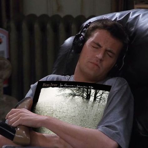 Chandler Hugging Record Taylor Swift, Chandler Holding Album Taylor Swift, Chandler Listening To Music, Pics For Book Covers, Charli Damilo, For Emma Forever Ago, Justin Vernon, Folk Band, Bon Iver