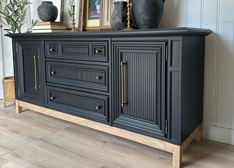 Vintage Black Furniture, Furniture Flipping Ideas Inspiration, Black And Wood Furniture, Matte Black Furniture, Restored Furniture, Vintage Furniture Makeover, Revamp Furniture, Refinishing Furniture Diy, Furniture Flips