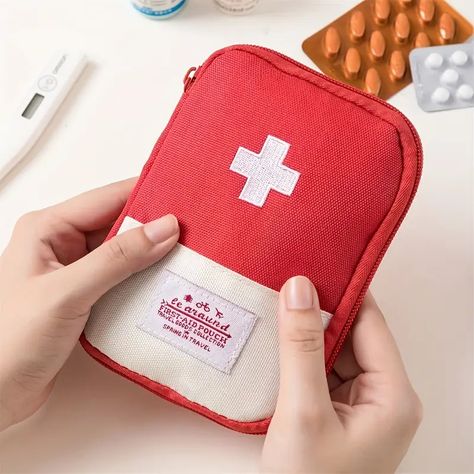 Mini First Aid Kit, Emergency First Aid Kit, Medication Storage, Stile Casual Chic, Emergency Bag, Medical Bag, Medicine Storage, Medical Kit, Medicine Bag