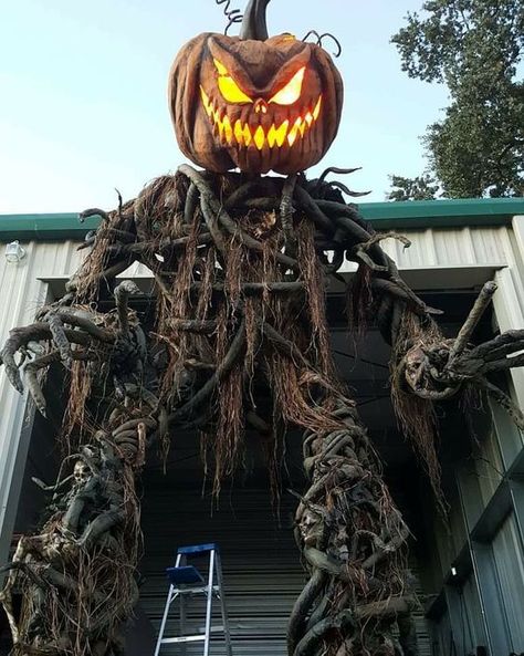 80+ Spookiest DIY Halloween Decorations That Will Give You Goosebumps - Hike n Dip Scary Halloween Lawn Decorations, Large Halloween Decorations Outdoor, Outdoor Halloween Decor Ideas, Spooky Diy Halloween Decor, Halloween Props Scary, Halloween Decorations Ideas, Doflamingo Wallpaper, Outdoor Halloween Decor, Scary Halloween Decorations Outdoor