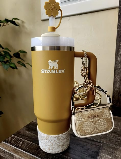 Stanley Cup With Accessories, Stanley Accessories Aesthetic, Stanley Decorated, Stanley Cup Gift Ideas, Stanley Cup Accessories Ideas, Stanley Cup Colors, Vinyl Cup Ideas, Stanley Cup Accessories, Stanley Cup Aesthetic