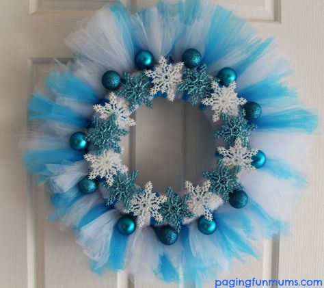 DIY Frozen Tutu Wreath Christmas Tulle Wreath, Tulle Wreath Diy, Frozen Wreath, Tutu Wreath, Couronne Diy, Tulle Ribbon, Tulle Wreath, Easy Diy Wreaths, Christmas Wreaths Diy Easy