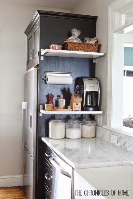 Vertical Space for Floating Shelves: "This way I can keep all the things I use most often - coffee maker, knives, salt and pepper, paper towels, baskets for bread and produce, and spare grocery items - right on hand without sacrificing counter space" Dapur Mini, Small Apartment Kitchen Decor, Koti Diy, Kitchen Ikea, Interior Boho, Kabinet Dapur, Small Apartment Kitchen, Spice Racks, Diy Casa