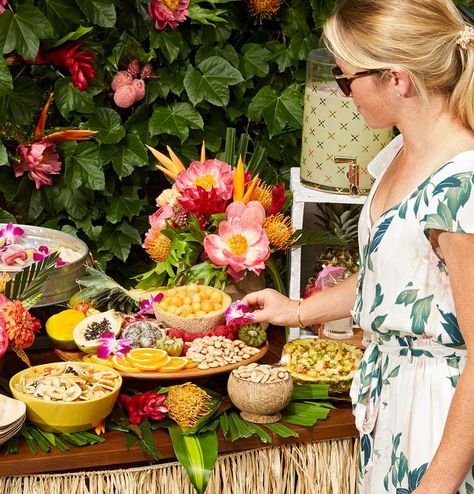 Chicken Recipes Hawaiian, Tropical Brunch, Hawaiian Party Food, Luau Graduation, Luau Decor, Umbrella Drinks, Luau Bridal Shower, Tablescapes Summer, Luau Food