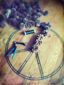 Diy Peace Sign, Boho Wreaths, Peace Sign Wreath, Peace Crafts, Boho Decorating, Hippie Crafts, Wreath Inspiration, Boho Crafts, Peace Sign Art