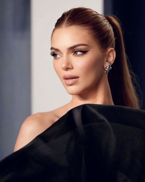 Sleek Ponytail Makeup Look, Sleek Simple Hairstyles, High Ponytail Hairstyles For Prom Sleek, Long Tail Hairstyle, High Ponytail With Part In The Middle, Kendall Jenner High Ponytail, Ponytail Hairstyles Kendall Jenner, High Fashion Ponytail, High Ponytail Front View