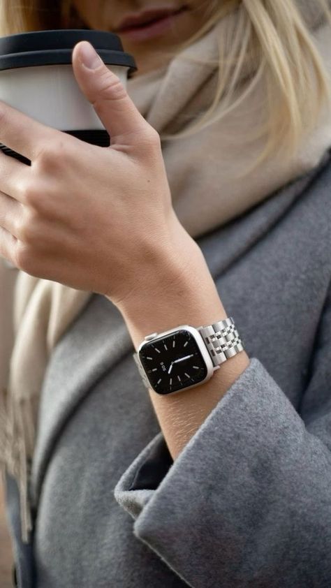 Watch Styling Women, Apple Watch On Women Wrist, Apple Watch Astethic, Best Apple Watch Bands Women, Apple Watch Classy, Smart Watch Outfit, Apple Watch Aesthetic Bands, Best Apple Watch Faces, Apple Watch On Wrist